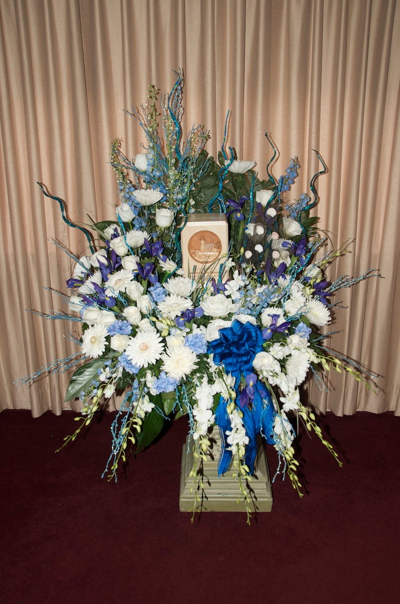 Urn Wreath Staten Island (NY) Sympathy Flowers Moravian Florist
