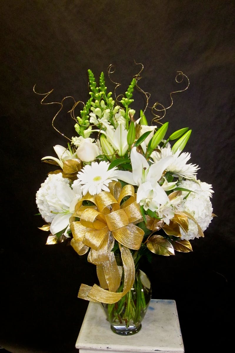 Golden Vase Staten Island (NY) Flower Delivery Moravian Florist